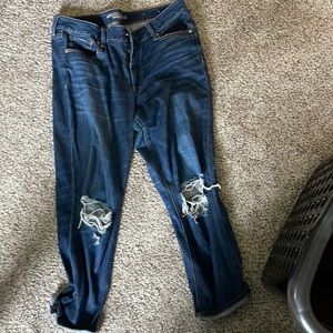 AE distressed Tomgirl Jeans - Size 16